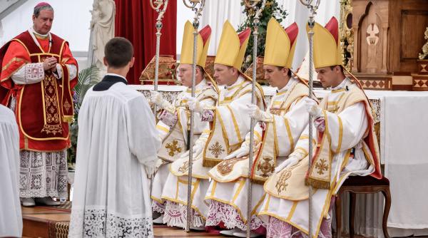 un grup rebel de catolici l a sfidat pe papa leon si a hirotonit 4 episcopi suveranul pontif i a amenintat cu excomunicarea