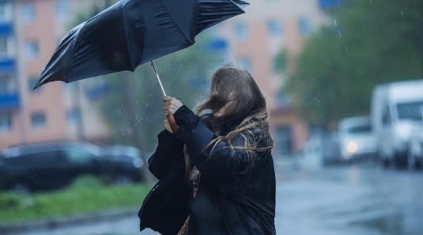 coduri portocaliu si galben de furtuni in jumatate de tara inclusiv bucuresti vineri si sambata anm anunta fenomene extreme