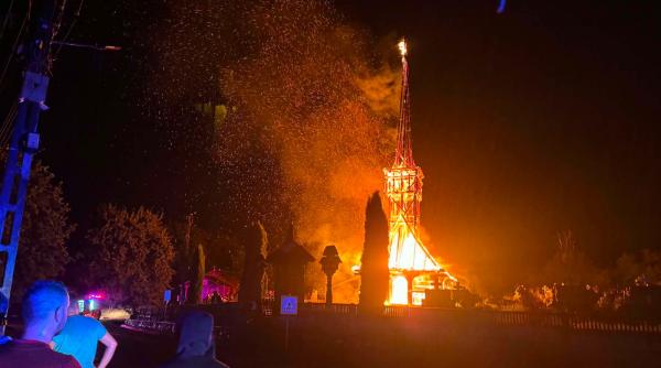 o biserica de lemn din maramures veche de peste 300 de ani a ars in intregime era monument istoric