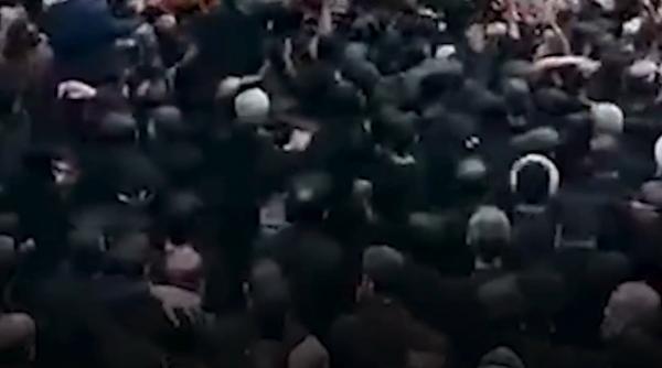 Sicriul ayatollahului Khamenei a fost expus public, în Teheran
