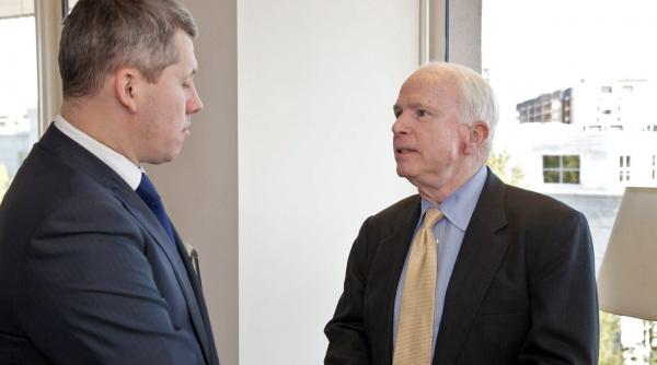 catalin predoiu publica o poza cu john mccain vin mari schimbari vremea cand romania conta pentru sua doar geografic au trecut