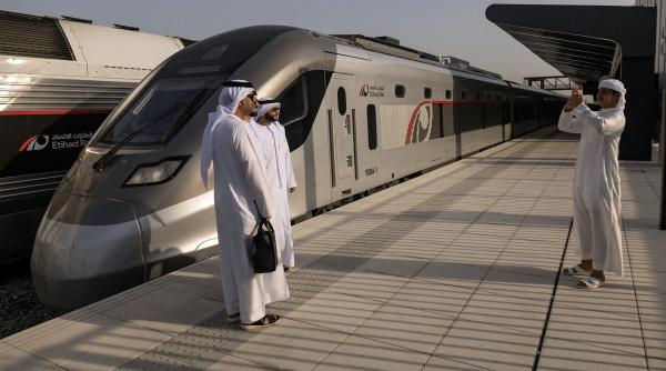 emiratele arabe au lansat prima retea nationala de trenuri peste 10 000 de bilete au fost vandute inaintea inaugurarii