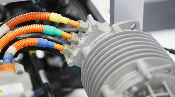 ferrari si bmw urmeaza exemplul tesla si renunta la cupru materialul mai ieftin pe care il folosesc acum la masinile electrice