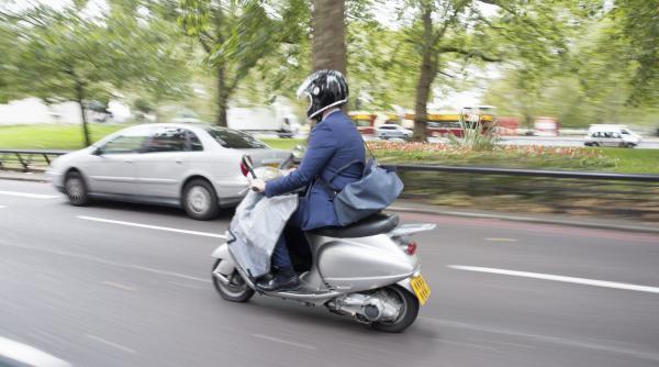 un elvetian care a depasit viteza cu 1 km h in timp ce mergea pe scuter a fost obligat sa plateasca 7 000 de franci