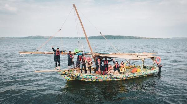 au construit o barca din 10 tone de plastic si 30 000 de slapi astazi navigheaza pe coasta africii