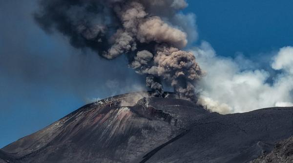 norul de cenusa vulcanica deasupra muntelui etna a ajuns la 1 5 kilometri inaltime spatiul aerian deasupra siciliei a fost inchis