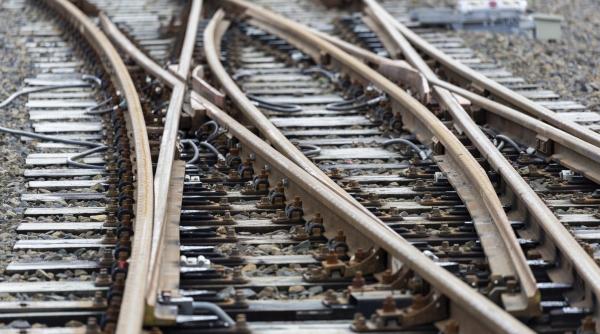 s a rupt sina de tren intre eforie nord si eforie sud circulatia trenurilor a fost oprita numerosi turisti au ramas blocati