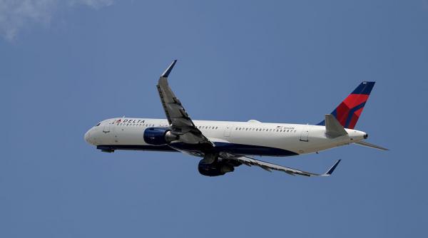 un avion delta a fost lovit de un foc de artificii in timp ce ateriza pe un aeroport din chicago am auzit bubuitura in avion