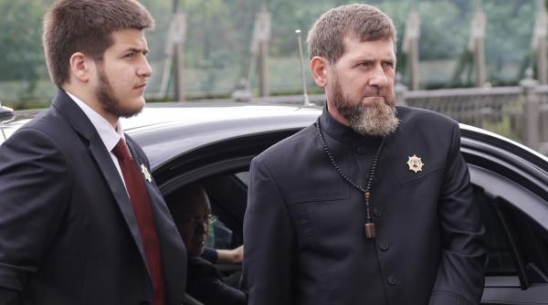 dupa ce a omorat un om intr un accident de circulatie baiatul lui kadirov a fost medaliat de politia rutiera cecena