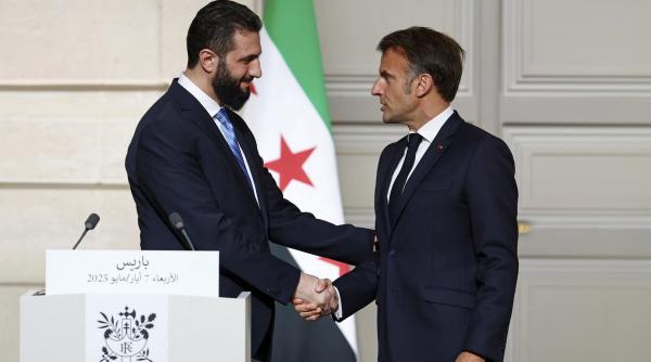 emmanuel macron a ajuns in siria el face prima vizita a unui lider occidental in aceasta tara dupa rasturnarea regimului assad