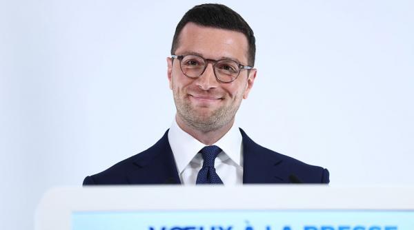 noua stea a extremei drepte din franta jordan bardella afla marti daca poate candida la presedintie iar le pen va fi scoasa din cursa