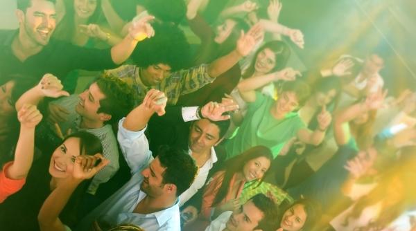 tineri din generatia z practica un nou tip de clubbing mai apropiat de rugaciune decat de petrecere