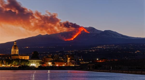 vulcanul etna a erupt din nou si a cauzat inchiderea spatiului aerian de deasupra unei baze militare americane din sicilia