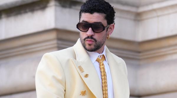 bad bunny a aparut la un eveniment de moda cu o cravata din aur la gat