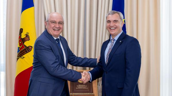 eugen osmochescu a fost numit premier interimar al republicii moldova dupa demisia lui alexandru munteanu