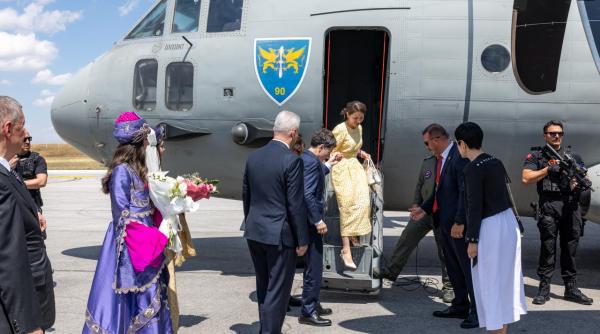 imagini de la sosirea lui nicusor dan la ankara cu avionul spartan pentru summitul nato presedintele e insotit de mirabela gradinaru