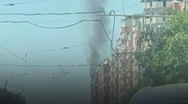 Incendiu puternic într-un bloc de pe Calea Moșilor din București. Pompierii intervin cu mai multe autospeciale