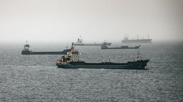 petrolier in flacari in stramtoarea ormuz dupa ce a fost lovit de un proiectil