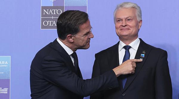 clubul 5 presedintele lituaniei si a pus in piept o insigna speciala care i a atras imediat atentia lui mark rutte