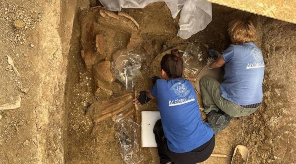 descoperire arheologica rara mormantul regal antic al unui print razboinic ingropat cu carul si coiful sau a fost gasit in italia