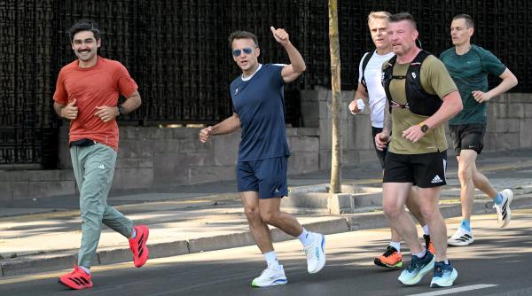 emmanuel macron a facut jogging prin ankara inainte de summitul nato i a salutat pe localnici cu bonjour