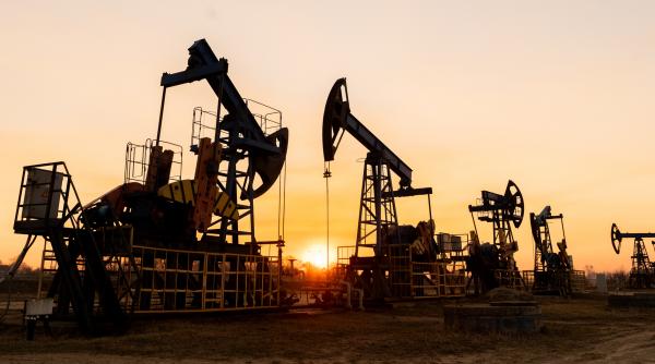 pretul petrolului a crescut brusc dupa anuntul lui trump despre iran panica pe bursele internationale