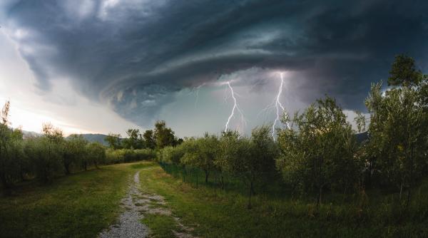 atentionare meteo imediata anm a emis cod portocaliu de vijelii si ploi torentiale cu grindina localitatile afectate de furtuni