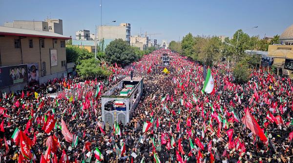 este haos in iran inmormantarea lui ali khamenei a fost amanata trenurile spre mashha sunt suspendate dupa ce un pod a fost bombardat