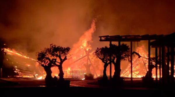 incendiu puternic pe plaja h2o din mamaia doua beach baruri s au facut scrum