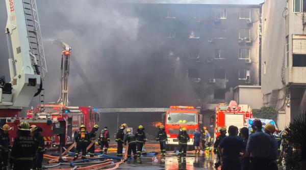 incendiu urias la o fabrica de incaltaminte din china oamenii au ramas blocati in cladire exista victime dar oficialii nu spun cate