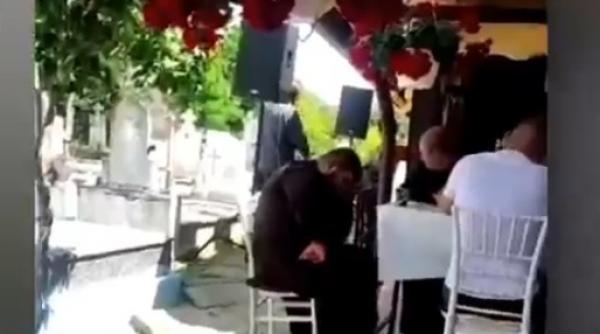 petrecere cu lautari si dedicatii intr un cimitir din gorj in capul mesei au stat reprezentantii bisericii si ai autoritatilor locale