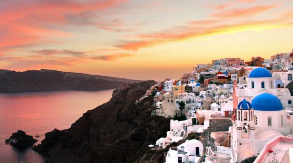 santorini se confrunta cu o scadere uriasa a numarului de turisti straini hotelierii acuza trivago ca denigreaza insula