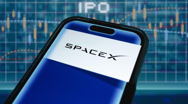 spacex s a dus la vale actiunile companiei lui elon musk au atins un minim istoric ce face compania rivala a lui jeff bezos