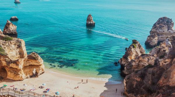 apa a ajuns la un record de 26 1 grade in largul orasului faro doua valuri de caldura marina au lovit coasta portugaliei
