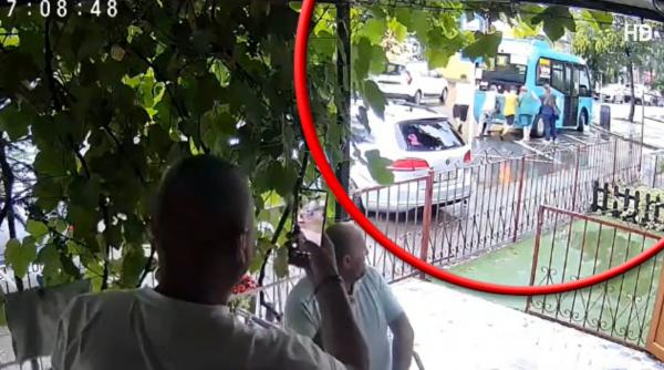 bai esti nebun cateva femei imping autobuzul blocat in trafic la galati in timp ce barbatii de pe o terasa rad si filmeaza