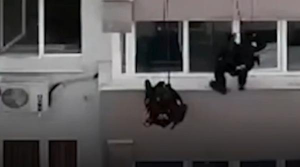 Intervenție spectaculoasă a poliției: Alpiniștii au escaladat un bloc