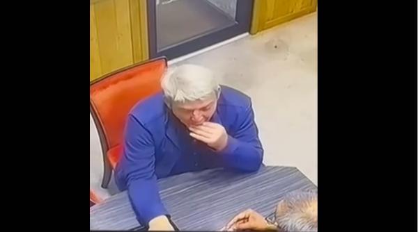 momentul in care un barbat inghite un inel de 40 000 euro ca sa l fure numai ca vanzatorul l a prins si a trebui sa l inapoieze video
