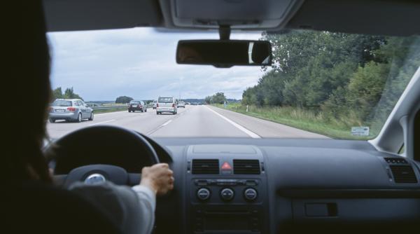 o tesla cu doi copii in interior a fost filmata la 100 km ora in timp ce soferita dormea o ancheta s a deschis in canada