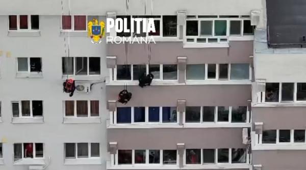 operatiune spectaculoasa a mascatilor in capitala au escaladat un bloc din sectorul 6 ca sa salveze o femeie