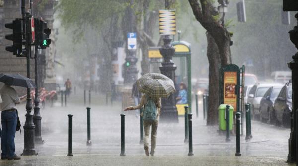 vin ploile cu furtuni grindina si rafale de 80 km h anm a publicat prognoza meteo pe 4 saptamani unde va fi cel mai cald