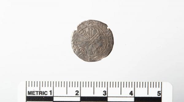 a crezut ca e un nasture murdar dar s a dovedit a fi o moneda unica veche de 900 de ani descoperirea i a uimit pe arheologi