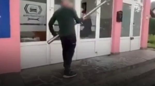 Maramureș: Patronul unui service s-a îmbătat și a început să își spargă geamurile de la firmă