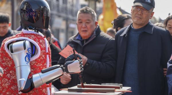 nu mai au nevoie de oameni doar robotii mai insurubeaza milioane de chinezi raman fara locuri de munca si ajung sa doarma in parc