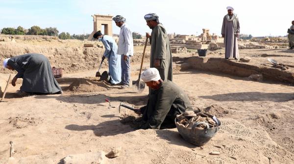 descoperirea pe care mizeaza egiptul pentru a atrage cat mai multi turisti un mormant de 3 000 de ani a fost gasit langa luxor