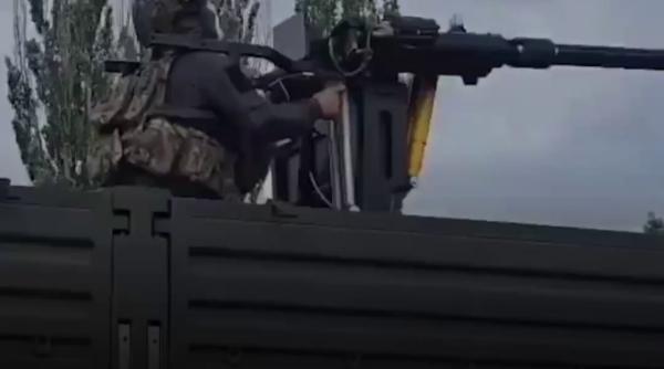 Imagini virale cu un soldat rus care scapă de sub control o mitralieră YakB-12.7. Arma a fost proiectată iniţial pentru elicoptere
