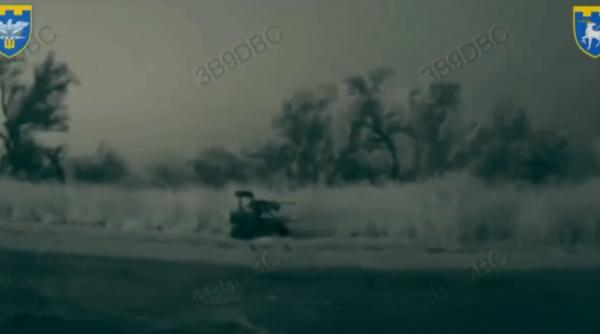 o noua era a razboiului ucrainenii au transportat pentru prima data un robot de lupta cu o drona navala pe pamant controlat de rusi