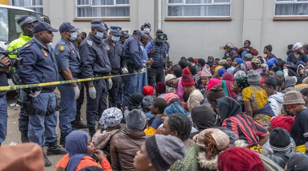 peste 53 000 de migranti deportati in 5 saptamani din africa de sud migrantii au fost scosi cu forta din case si alungati cu batele