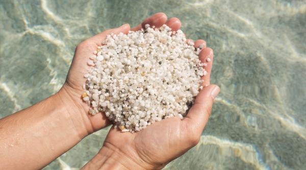 un barbat a plecat acasa cu 40 kg de nisip dupa vacanta din sardinia dupa 50 de ani fiica lui l a dat inapoi
