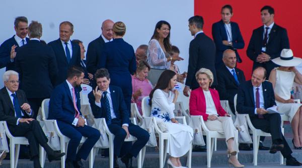 imagini cu nicusor dan si mirabela gradinaru din tribuna oficiala a paradei de la paris prima doamna sta langa ursula von der leyen