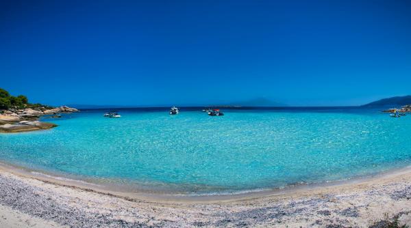 insula din grecia unde apa marii este calda aproape tot timpul anului iar vantul nu bate niciodata
